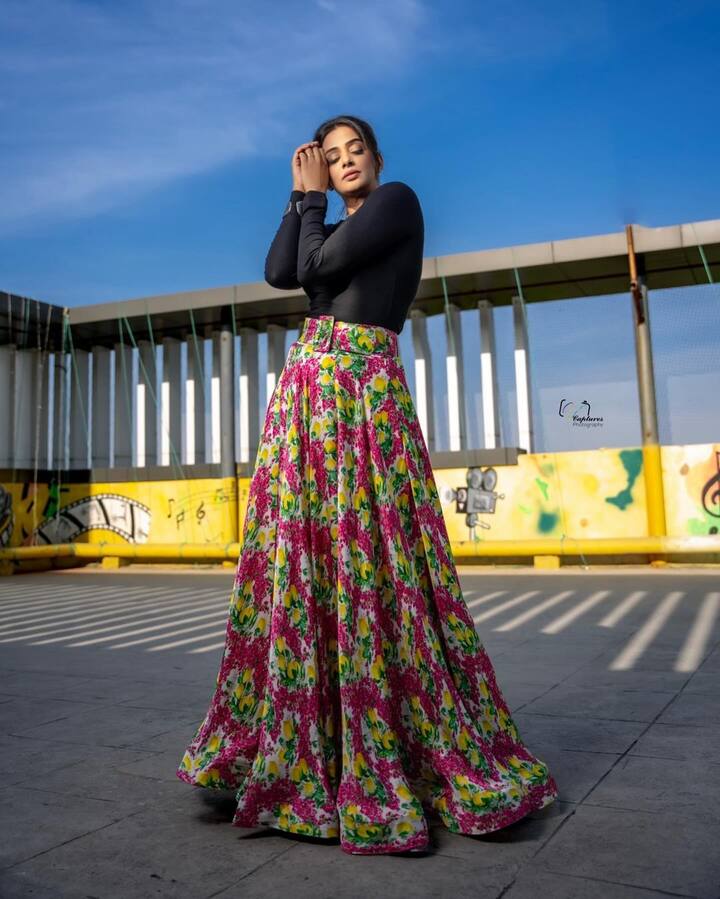 హీరోయిన్గా మంచి పాత్రలు పోషించి.. పలు సినిమాల్లో నటించింది ప్రియమణి. సెకెండ్ ఇన్నింగ్స్లోనూ కెరీర్ను ఓ రేంజ్లో ముందుకు సాగింది. (Images Source : Instagram/pillumani)