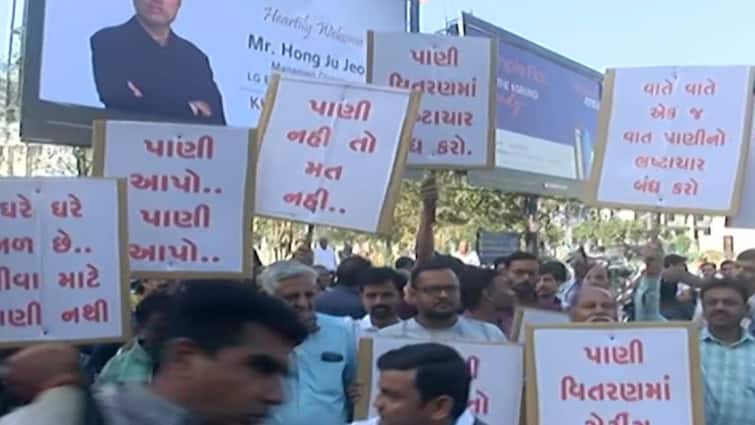 Rajkot: People of more than 70 societies registered protest for water in Rajkot Rajkot: 'પાણી નહીં તો મત નહી':  રાજકોટમાં પાણી માટે આંદોલન , મનપા કચેરીએ લોકોનો વિરોધ