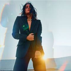 Alia Bhatt Photos : பிரபல பிராண்ட் ஷூட்டில் கோட்- சூட் அணிந்து மாஸ் காட்டும் ஆலியா பட்!