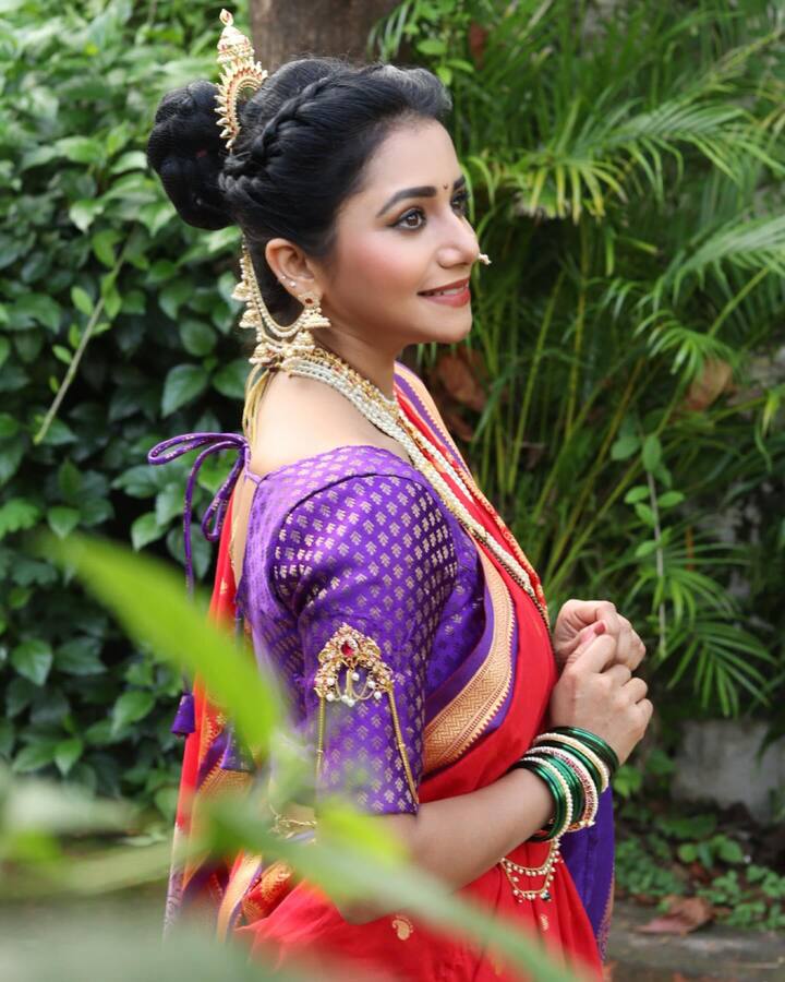 नुकतचं इन्स्टावर तिने 'अ क्वीक क्वेशन अॅन्ड अॅन्सर' या सेशनच्या माध्यमातून तिने चाहत्यांच्या प्रश्नांची मजेशीर अंदाजात उत्तरे दिली आहेत. दरम्यान एका चाहत्याने अभिनेत्रीला तिची जात कोणती आहे? असा प्रश्न विचारला आहे.(photo:juigadkariofficial/ig)