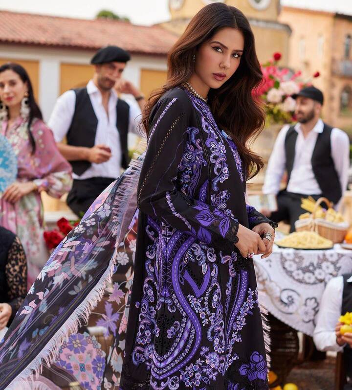 ਸੋਨਮ ਬਾਜਵਾ; ਇਸ ਲਿਸਟ 'ਚ ਸੋਨਮ ਬਾਜਵਾ ਦਾ ਨਾਮ ਟੌਪ 'ਤੇ ਹੈ। ਪਿਛਲੇ ਸਾਲ ਅਭਿਨੇਤਰੀ ਦੀਆਂ 2 ਫਿਲਮਾਂ ਰਿਲੀਜ਼ ਹੋਈਆਂ ਸੀ ਤੇ ਇਸ ਸਾਲ ਉਹ 3-4 ਫਿਲਮਾਂ 'ਚ ਨਜ਼ਰ ਆਉਣ ਵਾਲੀਆਂ ਹਨ। ਪਿਛਲੇ ਸਾਲ ਸੋਨਮ ਦੀਆਂ 'ਗੋਡੇ ਗੋਡੇ ਚਾਅ' ਤੇ 'ਕੈਰੀ ਆਨ ਜੱਟਾ 3' ਰਿਲੀਜ਼ ਹੋਈਆਂ ਸੀ। ਇਸ ਸਾਲ ਉਹ 'ਕੁੜੀ ਹਰਿਆਣੇ ਵੱਲ ਦੀ', ਨਿੱਕਾ ਜ਼ੈਲਦਾਰ 4 ਤੇ ਰੰਨਾਂ 'ਚ ਧੰਨਾ 'ਚ ਨਜ਼ਰ ਆਈ ਸੀ।