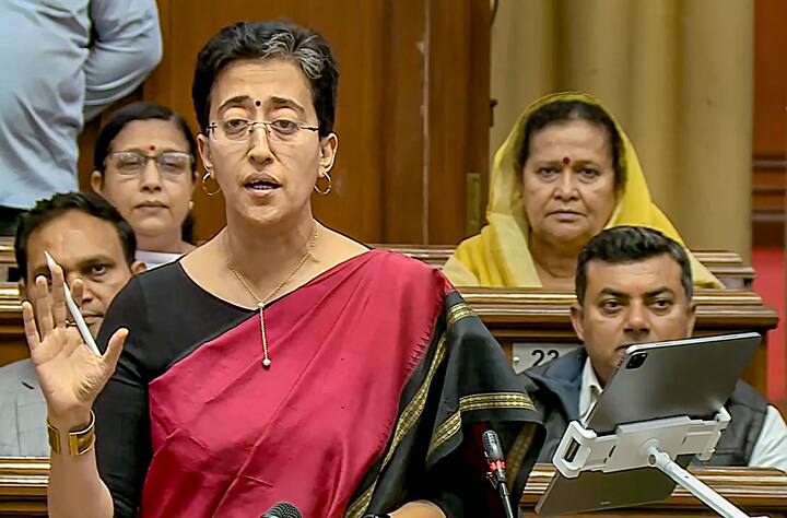 दिल्ली के बजट में मुख्यमंत्री महिला सम्मान योजना का ऐलान हुआ, इसमें बताया गया कि 18 साल से ज्यादा उम्र की हर महिला को हर महीने एक हजार रुपये मिलेंगे.