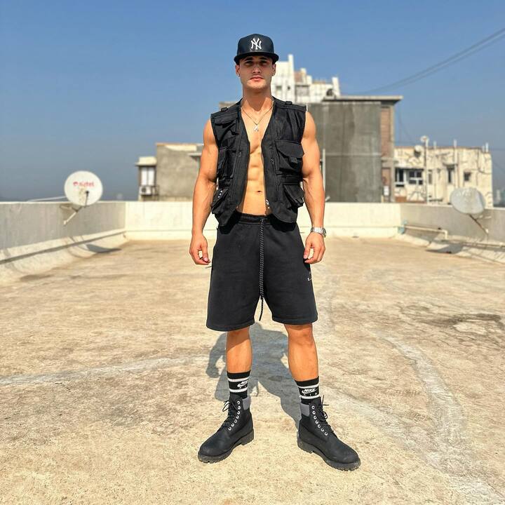 दोघांनी ब्रेकअपची घोषणा केली होती. त्याचे कारण म्हणजे दोघेही वेगवेगळ्या धर्माचे आहेत.(photo:asimriaz77.official/ig)