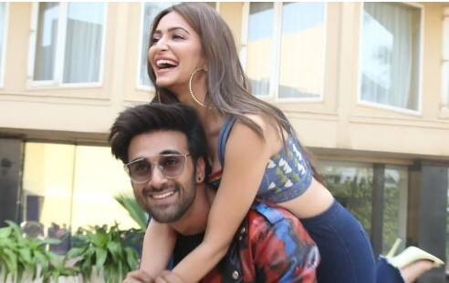 ਕਾਰਡ ਦੇਖ ਕੇ ਪ੍ਰਸ਼ੰਸਕ ਕਾਫੀ ਉਤਸ਼ਾਹਿਤ ਹੋ ਗਏ ਹਨ ਅਤੇ ਉਹ ਇਸ ਜੋੜੀ ਨੂੰ ਲਾੜਾ-ਲਾੜੀ ਬਣਦੇ ਦੇਖਣ ਲਈ ਬੇਸਬਰੀ ਨਾਲ ਇੰਤਜ਼ਾਰ ਕਰ ਰਹੇ ਹਨ। ਵਿਆਹ ਦਾ ਕਾਰਡ ਵਾਇਰਲ ਹੋ ਰਿਹਾ ਹੈ ਜੋ ਬਹੁਤ ਪਿਆਰਾ ਲੱਗ ਰਿਹਾ ਹੈ।