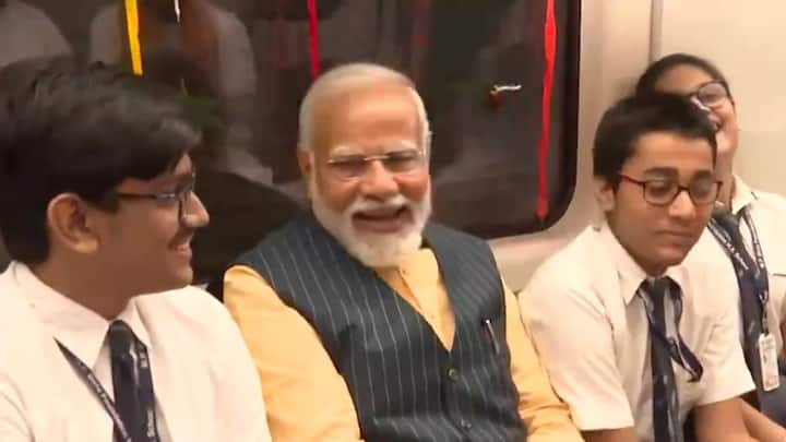 प्रधानमंत्री नरेंद्र मोदी ने बुधवार (6 मार्च) को पश्चिम बंगाल में देश की पहली अंडरवाटर मेट्रो रेल सर्विस का उद्घाटन किया. इस दौरान उन्होंने बच्चों के साथ मेट्रो ट्रेन का सफर भी किया. पीएम को बच्चों से बात करते हुए भी देखा गया.