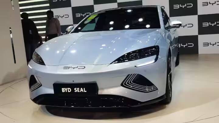 BYD Seal launched: જો તમે પણ આ કાર ખરીદવા માંગો છો, તો તમે તેને 1.5 લાખ રૂપિયાની ટોકન રકમથી બુક કરાવી શકો છો.