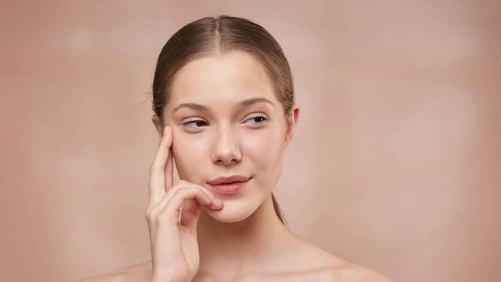 Skin Care Tips: প্রতিদিন রাতে ঘুমোতে যাওয়ার আগে এমনভাবে ত্বকের পরিচর্যা করা প্রয়োজন যাতে পরের দিন সকালে ঘুম থেকে ওঠার পর আপনার ত্বক মোলায়েম এবং উজ্জ্বল থাকে। এক্ষেত্রে কী কী করণীয়, দেখে নেওয়া যাক।