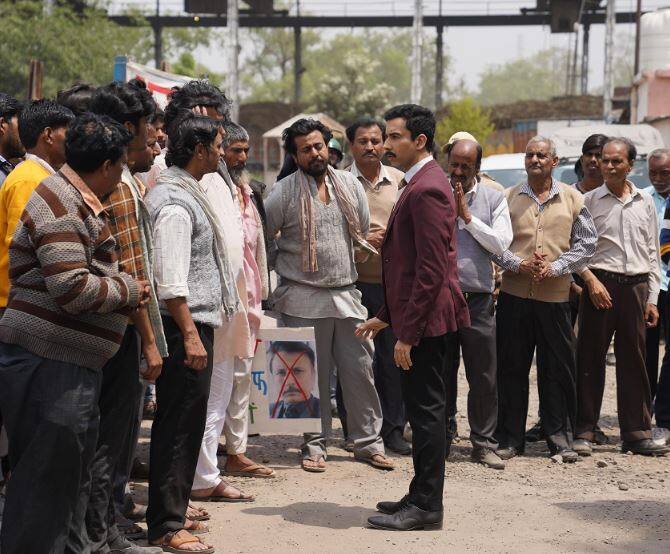 एस्प्रिएंट्स: इस शो के दो सीजन आ चुके हैं. इन दोनों सीजन के एपिसोड्स को आप एक बार देखेंगे तो इसके फैन बन जाएंगे. इसमें नवीन कस्तूरिया, शिवांकित सिंह परिहार और अभिलाष थापलियाल के काम को आप खूब पसंद करेंगे.