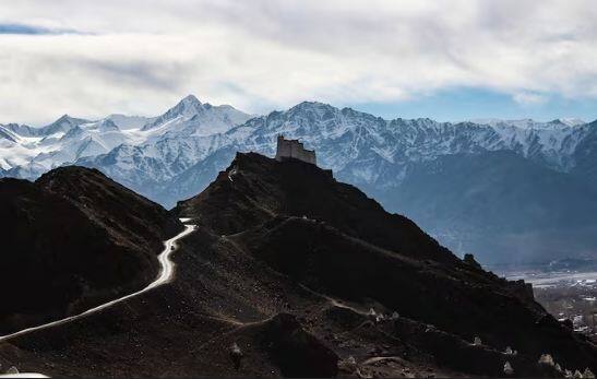 ਲੱਦਾਖ ਟੂਰ 'ਚ ਤੁਹਾਨੂੰ ਲੇਹ 'ਚ 3 ਦਿਨ, ਨੁਬਰਾ ਦੇ ਕੈਂਪ 'ਚ 2 ਰਾਤਾਂ ਅਤੇ ਪੈਂਗੋਂਗ ਝੀਲ ਦੇ ਨੇੜੇ ਇਕ ਟੈਂਟ 'ਚ ਇਕ ਰਾਤ ਰਹਿਣ ਦਾ ਮੌਕਾ ਮਿਲੇਗਾ। ਇਸ ਪੈਕੇਜ ਵਿੱਚ ਸੈਲਾਨੀਆਂ ਨੂੰ 6 ਬ੍ਰੇਕਫਾਸਟ, 6 ਲੰਚ ਅਤੇ 6 ਡਿਨਰ ਦੀ ਸੁਵਿਧਾ ਵੀ ਮਿਲ ਰਹੀ ਹੈ।