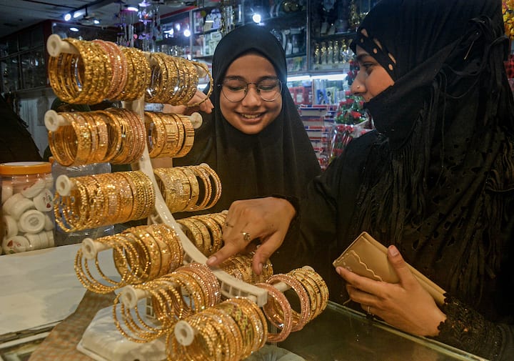 আজ মঙ্গলবারের বাজারে দাম (Gold Price Today) গতকালের রেটের থেকে বেড়েছে, ২৪ ক্যারেট, ২২ ক্যারেট এবং ১৮ ক্যারেট সোনার দাম বেড়েছে। অন্যদিকে, রুপোর দাম আজ অনেকটা কমেছে, এখন রুপোর দর প্রতি কেজিতে হয়েছে ৭২০৮৭ টাকা।