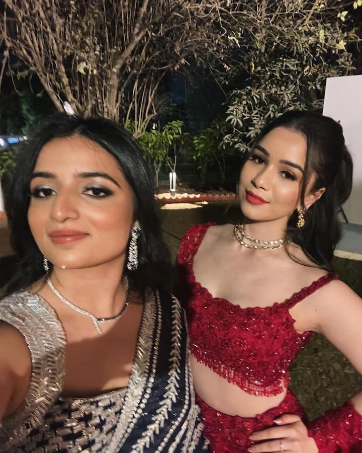 సోషల్ మీడియాలో గిల్, సారా టెండూల్కర్ ఒకరినొకరు ఫాలో కావటం, పోస్టులకు కామెంట్స్ కూడా పెడుతూ రావటంతో గతేడాది క్రితం వరకు వీరిద్దరూ డేటింగ్‌లో ఉన్నట్లు ప్రచారం జరిగింది. (Images Source : Instagram/saratendulkar)