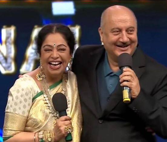 अनुपम खेर ने साल 1979 में मधुमती कपूर से शादी की थी लेकिन कुछ महीनों में उनसे अलग हो गए साल 1985 में उनकी लाइफ में किरण खेर आईं जिनसे उन्होंने शादी की. शादी के समय किरण खेर अपने बेटे सिकंदर को लेकर आई थीं जो उन्हें पहले पति से हुए थे. अनुपम खेर ने सिकंदर और किरण खेर दोनों को अपनाया.