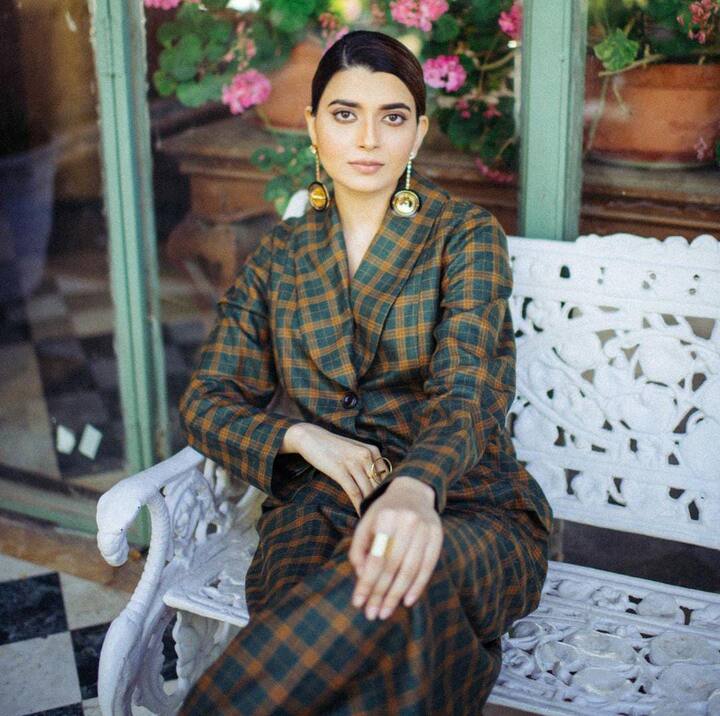 ਨਿਮਰਤ ਖਹਿਰਾ: ਪੰਜਾਬੀ ਗਾਇਕਾ ਨਿਮਰਤ ਖਹਿਰਾ ਦਾ ਕਰੀਅਰ 2015 'ਚ ਸ਼ੁਰੂ ਹੋਇਆ ਸੀ। ਉਸ ਦੀ ਹਾਲ ਹੀ 'ਚ ਰਿਲੀਜ਼ ਹੋਈ ਐਲਬਮ 'ਮਾਣਮੱਤੀ' ਕਾਫੀ ਹਿੱਟ ਰਹੀ ਹੈ। ਇਸ ਤੋਂ ਇਲਾਵਾ ਪਿਛਲੇ ਸਾਲ ਨਿੰਮੋ ਨੇ ਦਿਲਜੀਤ ਦੋਸਾਂਝ ਦੇ ਨਾਲ ਸਿਲਵਰ ਸਕ੍ਰੀਨ ਤੇ ਡੈਬਿਊ ਕੀਤਾ ਸੀ। ਉਹ ਫਿਲਮ 'ਜੋੜੀ' 'ਚ ਨਜ਼ਰ ਆਈ ਸੀ।