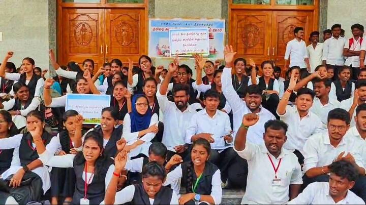 Madurai news Protest in Madurai demanding making Tamil the official language in High Courts - TNN உயர்நீதிமன்றங்களில் தமிழை வழக்காடு மொழியாக்க வேண்டும் - மதுரை சட்டக் கல்லூரி மாணவர்கள் கோரிக்கை