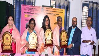 சர்வதேச மகளிர் தினம்: மதுரையில்  வழங்கப்பட்ட பெண் வல்லுநர்களுக்கான எலா பட் விருதுகள்