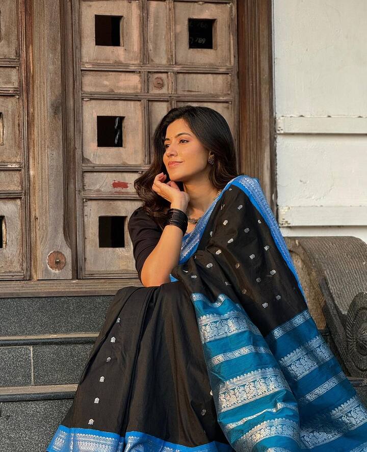 தற்போது இவர் சில அழகிய புகைப்படங்களை தனது இன்ஸ்டா பக்கத்தில் பதிவிட்டுள்ளார்.
