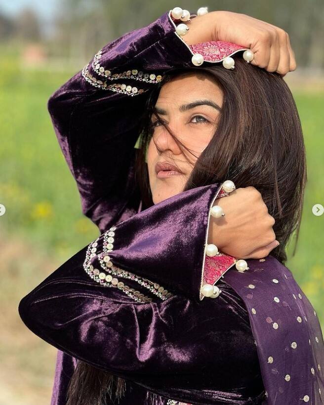 ਗਾਇਕਾ ਕੌਰ ਬੀ ਦੀਆਂ ਇਹ ਤਸਵੀਰਾਂ ਪ੍ਰਸ਼ੰਸਕਾਂ ਨੂੰ ਆਪਣਾ ਦੀਵਾਨਾ ਬਣਾ ਰਹੀਆਂ ਹਨ। ਇਨ੍ਹਾਂ ਤਸਵੀਰਾਂ ਰਾਹੀਂ ਇੱਕ ਵਾਰ ਫਿਰ ਤੋਂ ਕੌਰ ਬੀ ਵਾਹੋ ਵਾਹੀ ਖੱਟ ਰਹੀ ਹੈ।