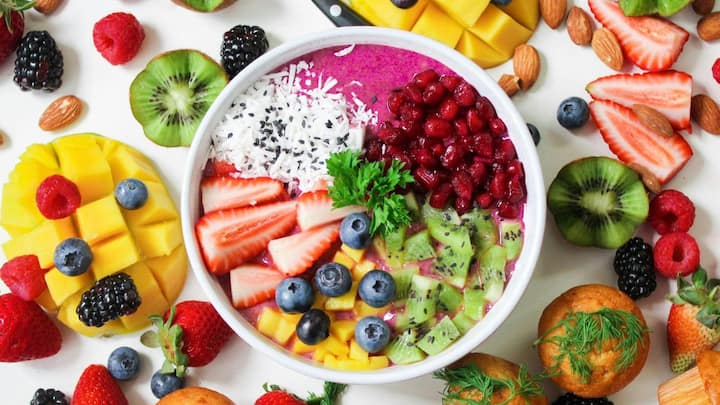 ফল খাওয়া সবসময়েই স্বাস্থ্যের পক্ষে ভাল। চুল এবং মাথার তালুর স্বাস্থ্যের খেয়াল রাখতে হলেও পাতে রাখতে হবে ফল। মরশুমের যেকোনও একটা ফল নিয়মিত খাওয়ার অভ্যাস করতে পারলে ভাল।