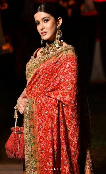 ਸ਼ਨਾਇਆ ਕਪੂਰ ਨੇ ਆਪਣੇ ਇਸ ਟ੍ਰੈਡਿਸ਼ਨਲ ਲੁੱਕ ਨੂੰ ਈਰਰਿੰਗਸ, ਹੈਵੀ ਨੇਕਲੈਸ, ਰਿੰਗਸ, ਲਾਲ ਪੋਟਲੀ ਬੈਗ ਅਤੇ ਹੀਲ ਦੇ ਨਾਲ ਐਕਸੈਸਰਾਈਜ਼ ਕੀਤਾ।