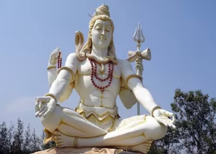 મહાશિવરાત્રીનો દિવસ ખૂબ જ ખાસ છે, મહાશિવરાત્રીનો તહેવાર આવતીકાલે એટલે કે શુક્રવાર, 8 માર્ચ, 2024 ના રોજ ઉજવવામાં આવશે. આ દિવસે ભોલેનાથ માટે વ્રત રાખવામાં આવે છે અને તેમની પૂજા કરવામાં આવે છે