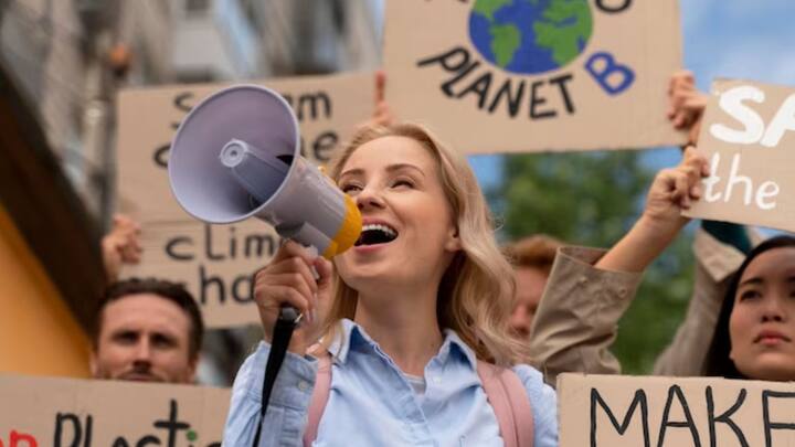 গবেষণায় বলা হয়েছে,  এখনই প্রতিরোধ করা না গেলে, আমেরিকার উপকূল অঞ্চলে গড়ে ওঠা ২ লক্ষ ৮০ হাজার নির্মাণে বসবাসকারী প্রতি ৫০ জন মানুষের মধ্যে একজন প্রভাবিত হবেন। বিশেষ করে নিম্নবিত্ত পরিবারগুলি প্রভাবিত হবেন। এই বিপদ এড়াতে হলে প্রাকৃতিক গ্যাস আহরণ, ভূগর্ভের জল সংগ্রহ কমাতে হবে বলে মত গবেষকদের। ছবি: ফ্রিপিক।