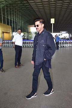 डेनिम जींस-जैकेट में अनिल कपूर ने एयरपोर्ट पर ली धांसू एंट्री, सुनिधि ने मैचिंग क्रॉप टॉप-ट्राउजर में दिखाया स्वैग