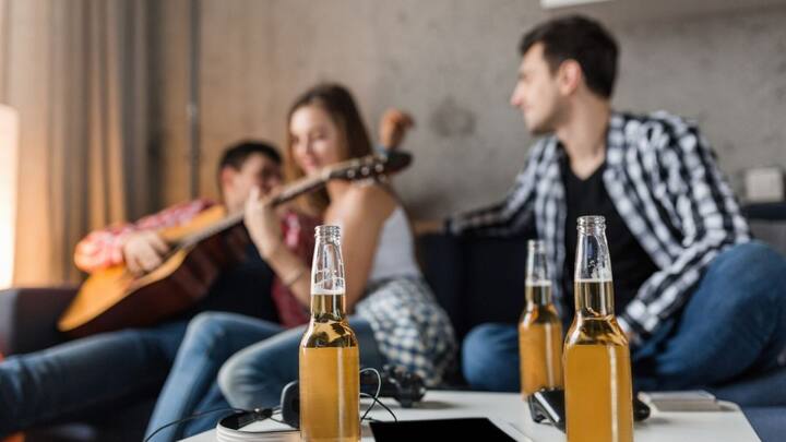 दिल्ली की बात करें तो दिल्ली में आप घर पर सिर्फ 18 लीटर ही शराब रख सकते हैं. तो वहीं उत्तर प्रदेश की बात करें तो 6 लीटर तक शराब अपने साथ रख सकते हैं. उत्तर प्रदेश में इस मात्रा ये ज्यादा शराब भी रख सकते पर उसके लिए सरकार से लाइसेंस लेना होता है.