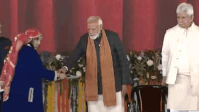After removal of Article 370, PM Modi reached Kashmir for the first time today and launched  project. PM Modi in Kashmir: કાશ્મીર આજે આઝાદીથી શ્વાસ લઈ રહ્યું છે, કલમ 370 હટાવ્યા બાદ તેને આઝાદી મળી:PM મોદી