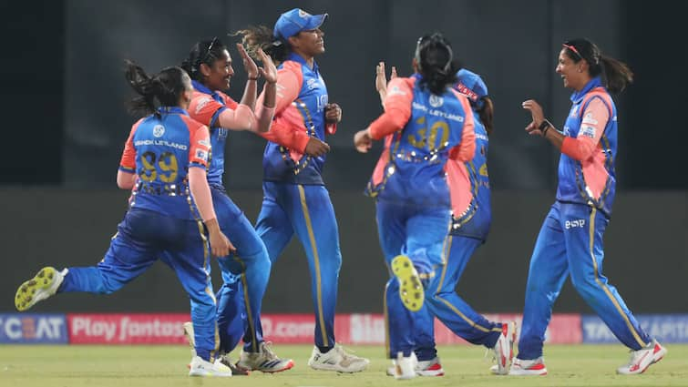 Mumbai Indians Beat UP Warriorz MIW vs UPW Match Report WPL 2024 Here Know Latest Sports News MIW vs UPW: मुंबई के खिलाफ यूपी वारियर्ज की हार से प्वॉइंट्स टेबल में फिसली RCB, ऐसा रहा मैच का हाल