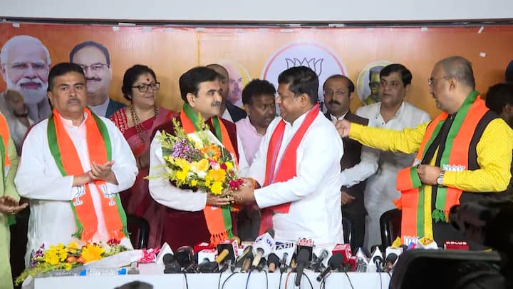 দলে যোগ দিয়ে অভিজিৎ গঙ্গোপাধ্যায় বলেন, 'আমাদের প্রথম উদ্দেশ্য হচ্ছে পশ্চিমবঙ্গ থেকে একটা দুর্নীতিগ্রস্ত দলের এবং একটা দুর্নীতিগ্রস্ত সরকারের বিদায়ের, বিদায় লগ্নের সূচনা করে দেওয়া এই লোকসভা ভোটে। যাতে ২০২৬-এ তারা আর ক্ষমতায় আসতে না পারে।'