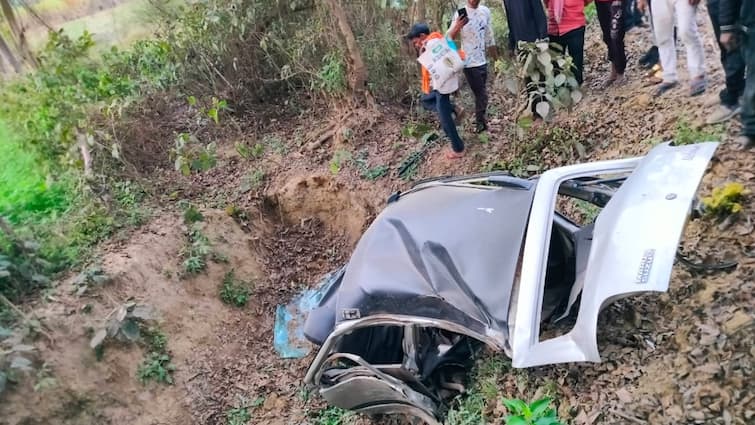 Hardoi Road accident high speed car collides In tree 3 people die in accident ann  Hardoi News: हरदोई में रफ्तार का कहर, पेड़ से टकरा कर दो हिस्सों में बटी कार, हादसे में तीन की मौत