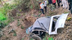 हरदोई में रफ्तार का कहर, पेड़ से टकरा कर दो हिस्सों में बटी कार, हादसे में तीन की मौत