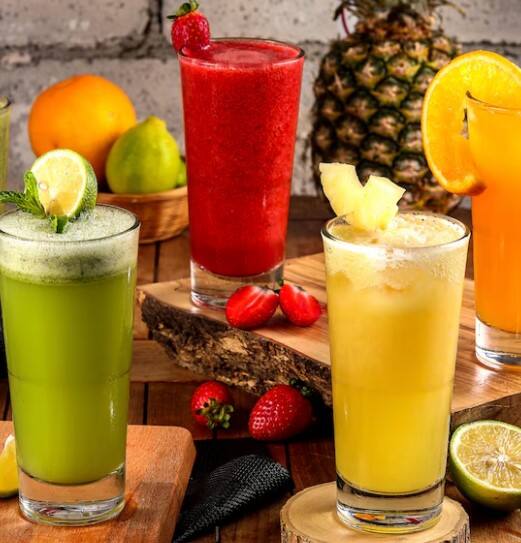 ਡਾਕਟਰ ਦਾ ਕਹਿਣਾ ਹੈ ਕਿ ਸਵੇਰੇ ਖਾਲੀ ਪੇਟ ਜੂਸ ਪੀਣ ਤੋਂ ਪਰਹੇਜ਼ ਕਰਨਾ ਚਾਹੀਦਾ ਹੈ। ਸਵੇਰੇ ਖਾਲੀ ਪੇਟ ਜੂਸ ਪੀਣ ਨਾਲ ਪੇਟ ਵਿੱਚ ਐਸੀਡਿਟੀ ਦੀ ਸਮੱਸਿਆ ਵੱਧ ਸਕਦੀ ਹੈ। ਇਸ ਲਈ ਕੁੱਝ ਖਾਣ ਤੋਂ ਬਾਅਦ ਹੀ ਜੂਸ ਪੀਣਾ ਚਾਹੀਦਾ ਹੈ। ਦੁਪਹਿਰ ਦੇ ਸਮੇਂ ਜੂਸ ਪੀਣ ਨਾਲ ਫਾਇਦਾ ਹੁੰਦਾ ਹੈ।