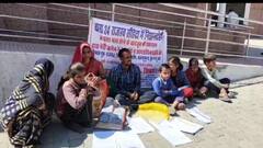 बस्ती में दबंगों ने किया जमीन पर कब्जा, न्याय की आस में दर-दर भटक रहा परिवार