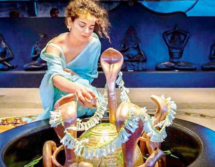 कंगना रनौत हर साल महाशिवरात्री का त्योहार बड़े धूमधाम के साथ मनाती हैं. भोलेनाथ की पूजा करते हुए एक्ट्रेस ने कई बार अपनी तस्वीरें सोशल मीडिया पर शेयर की हैं.