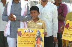 Manoj Jarange : मनोज जरांगे यांनी केलेल्या आव्हानाला पिंपळगाव महादेव मध्ये झाली सुरवात घरो घरी लावले स्टीकर.