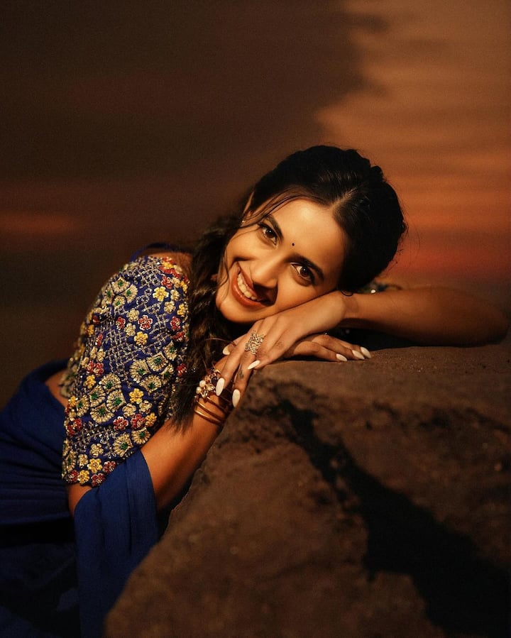 చిన్న బొట్టు పెట్టుకుని.. మినిమల్ మేకప్ లుక్లో.. రెడ్ లిప్స్టిక్తో అందంగా నవ్వేస్తూ ఫోటోలకు ఫోజులిచ్చింది. (Images Source : Instagram/niharikakonidela)