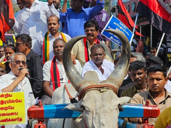 ரயில்வே துறை கோவையை புறக்கணிப்பதாக புகார்; அனைத்து கட்சியினர் மாட்டு வண்டியில் வந்து போராட்டம்