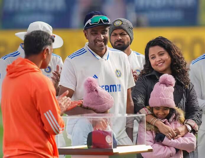 આ સિવાય અશ્વિન પણ તેની કારકિર્દીની શરૂઆતમાં પેસ બોલિંગ કરતો હતો પરંતુ તેના બાળપણના કોચ સીકે વિજયે તેને ઓફ સ્પિન બોલિંગ કરવાની સલાહ આપી હતી. કોચની આ સલાહથી આજે ભારત પાસે અશ્વિનના રૂપમાં અનોખો સ્પિનર છે.