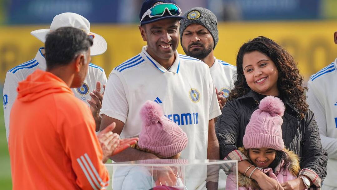 टीम इंडियाकडून अश्विनला गार्ड ऑफ ऑनर, खास क्षणासाठी पत्नीही उपस्थित who is ravi ashwin wife prithi narayan bio what profession net worth income टीम इंडियाकडून अश्विनला गार्ड ऑफ ऑनर, खास क्षणासाठी पत्नीही उपस्थित