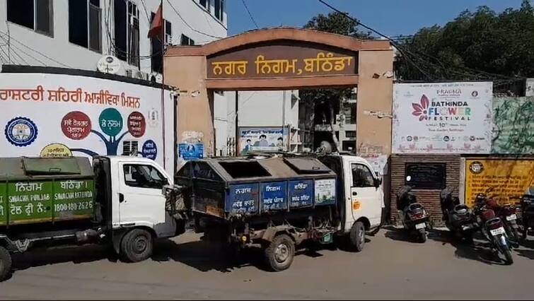 Bathinda Nagar nigam employees protest in front of office know details ਬਠਿੰਡਾ ਨਗਰ ਨਿਗਮ ਦਫ਼ਤਰ ਬਾਹਰ ਕੂੜੇ ਦੀਆਂ ਭਰੀਆਂ ਗੱਡੀਆਂ ਲਾ ਕੇ ਰੋਸ ਪ੍ਰਦਰਸ਼ਨ, ਜਾਣੋ ਪੂਰਾ ਮਾਮਲਾ