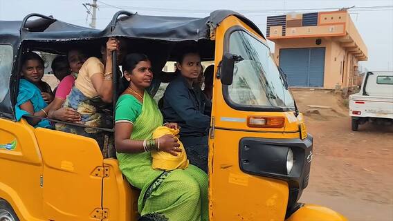 Women Driving Auto Rickshaw | Warangal | తండ్రి వదిలేసి పోతే.. ఇంటి కోసం ఆటో డ్రైవర్ గా | ABP Desam