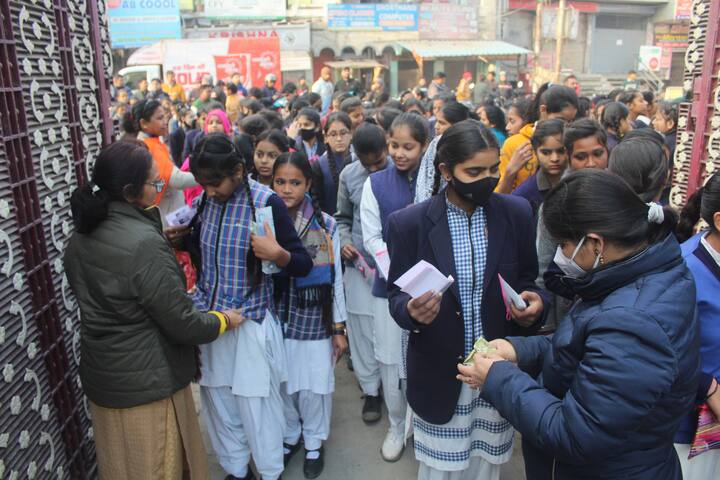 इसके अलावा सीबीएसई की बोर्ड परीक्षाओं में चीटिंग करने पर गंभीर मामलों में पांच साल तक का बैन लगाया जा सकता है.