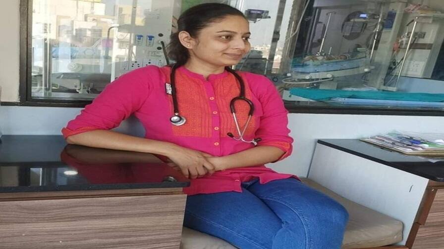 Ahmedabad: 'મારી સાથે ઈમોશનલ ગેમ રમાઈ છે, જે પગલું ભરું છું, તેના જવાબદાર ખાચર છે' Ahmedabad: The police claimed that the PI had committed suicide in an affair with Khachar Ahmedabad: 'મારી સાથે ઈમોશનલ ગેમ રમાઈ છે, જે પગલું ભરું છું, તેના જવાબદાર ખાચર છે'