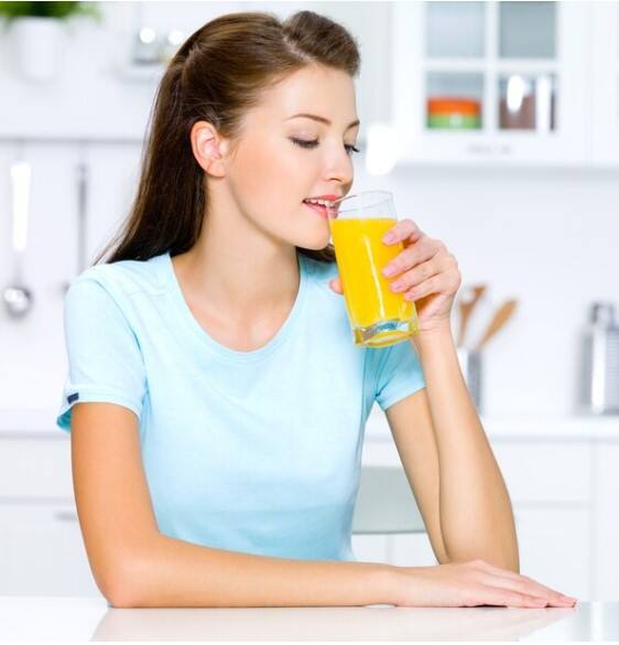 ਸਿਹਤ ਮਾਹਿਰਾਂ ਅਨੁਸਾਰ ਜੂਸ ਵਿੱਚ ਫਰੂਟੋਜ਼ ਦੀ ਮਾਤਰਾ ਜ਼ਿਆਦਾ ਹੁੰਦੀ ਹੈ। ਇੱਕ ਕੱਪ ਜੂਸ ਵਿੱਚ 117 ਕੈਲੋਰੀ ਅਤੇ ਲਗਭਗ 21 ਗ੍ਰਾਮ ਚੀਨੀ ਹੁੰਦੀ ਹੈ। ਜਿਸ ਕਾਰਨ ਕੁਝ ਮਾਮਲਿਆਂ ਵਿੱਚ ਇਹ ਸਰੀਰ ਨੂੰ ਪ੍ਰਭਾਵਿਤ ਕਰ ਸਕਦਾ ਹੈ। ਖਾਸ ਤੌਰ 'ਤੇ ਸ਼ੂਗਰ ਦੇ ਮਰੀਜ਼ਾਂ ਲਈ ਫਰੂਟੋਜ਼ ਬਿਲਕੁਲ ਵੀ ਫਾਇਦੇਮੰਦ ਨਹੀਂ ਹੁੰਦਾ।