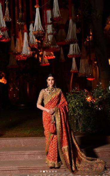 ਇਨ੍ਹਾਂ ਤਸਵੀਰਾਂ 'ਚ ਸ਼ਨਾਇਆ ਕਪੂਰ ਗੋਲਡਨ ਪ੍ਰਿੰਟ ਅਤੇ ਬਾਰਡਰ ਵਾਲੀ ਰੈੱਡ ਸਾੜੀ 'ਚ ਬੇਹੱਦ ਖੂਬਸੂਰਤ ਲੱਗ ਰਹੀ ਹੈ।