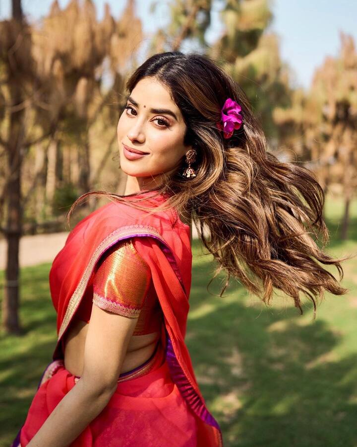 జాన్వీకి తిరుపతికి విడదీయరాని బంధం ఉంది. ఈ పుట్టిన రోజుకి కూడా తిరుపతి వెళ్లి వెంకన్న స్వామి దర్శనం చేసుకుంది. బాయ్ ఫ్రెండ్, పిన్నితో కలిసి తిరుపతిలో దర్శనం చేసుకుంది జాన్వీ.(Images Source : Instagram/ janhvikapoor)