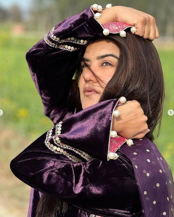 ਕੌਰ ਬੀ ਦੀਆਂ ਅਦਾਵਾਂ ਦਾ ਫੈਨਜ਼ 'ਤੇ ਚੱਲਿਆ ਜਾਦੂ