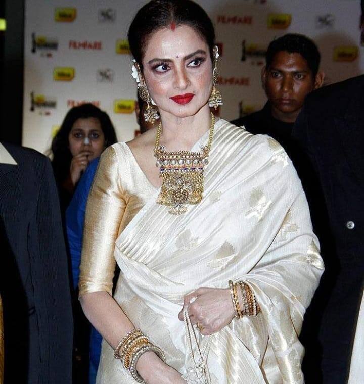 रेखा – इस लिस्ट का सबसे पहला नाम बॉलीवुड की एवरग्रीन एक्ट्रेस रेखा का है. कहा जाता है कि रेखा ने ही इंडस्ट्री में महिला प्रधान फिल्मों का ट्रेंड शुरू किया था. एक्ट्रेस ने अपने दम पर फिल्म काली घटा के बाद 'खून भरी मांग', 'फूल भरे अंगारे', 'बीवी हो तो ऐसी', 'यह आग कब बुझेगी', 'सुपर नानी', 'बहुरानी', जैसी कई फिल्मों को हिट कराया था.