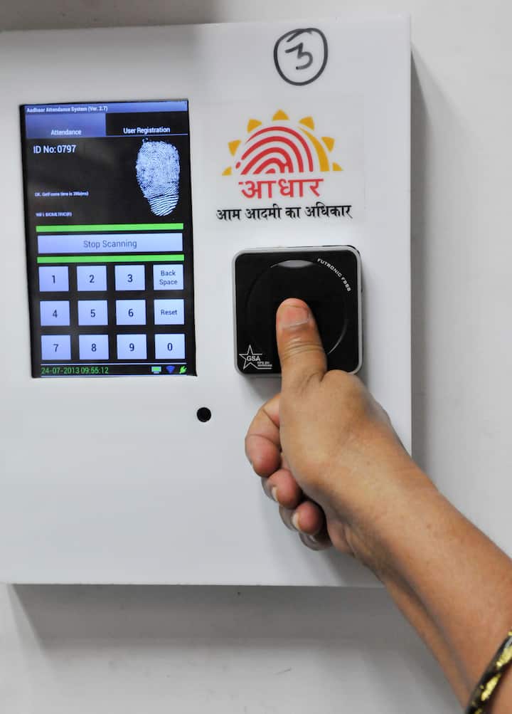 आप आधार की वेबसाइट से ही पीवीसी आधार कार्ड भी मंगवा सकते हैं, इसके लिए आपको फीस देनी होगी, जिसके बाद आपके पते पर प्लास्टिक कार्ड वाला आधार पहुंच जाएगा.